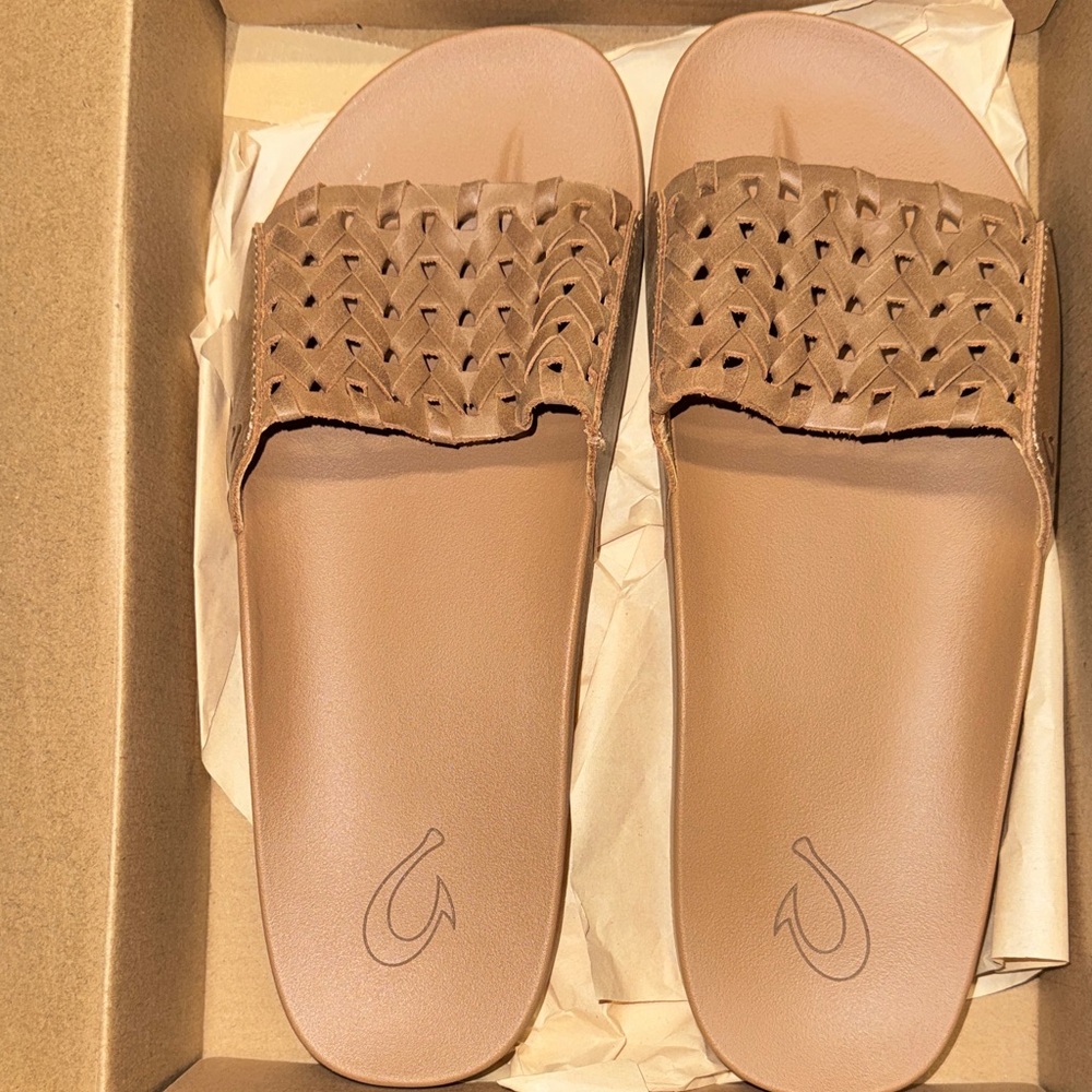 OluKai NEW size 8 Kāmola Woven Tan Slide Sandals lauhala pattern Olu Kai